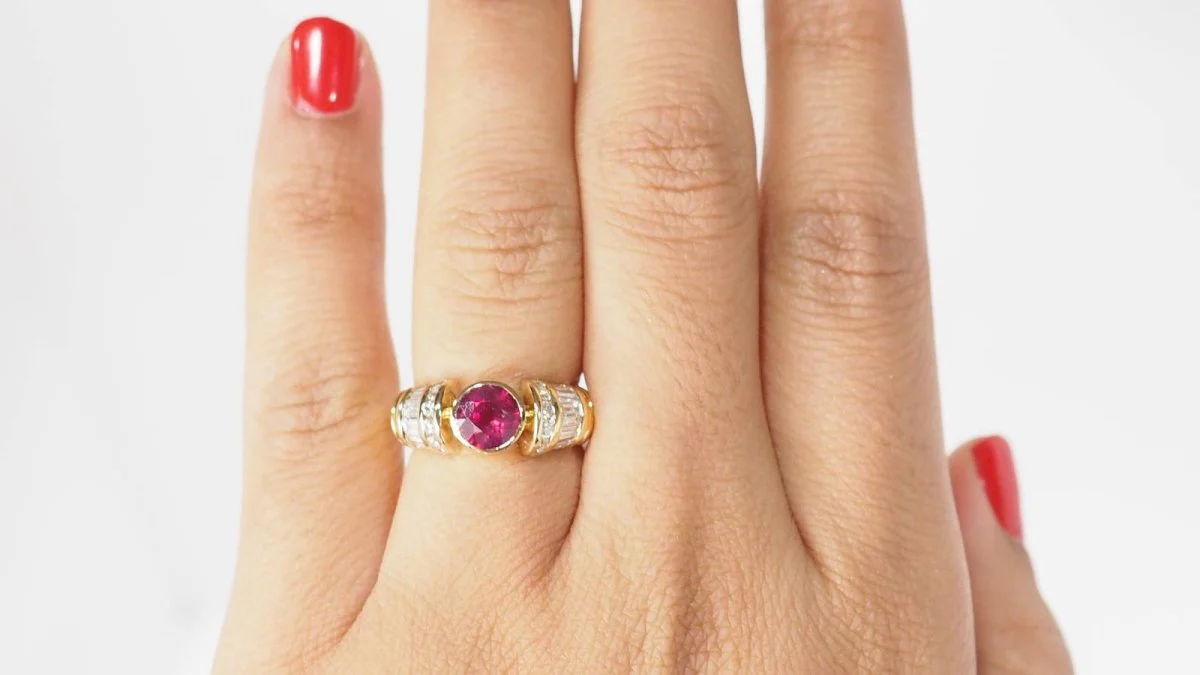 Bague jonc en or jaune, rubis naturel et diamants - Image 2