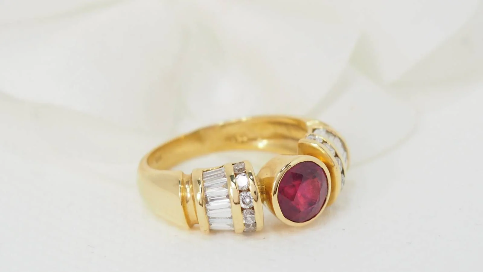 Bague jonc en or jaune, rubis naturel et diamants - Image 3