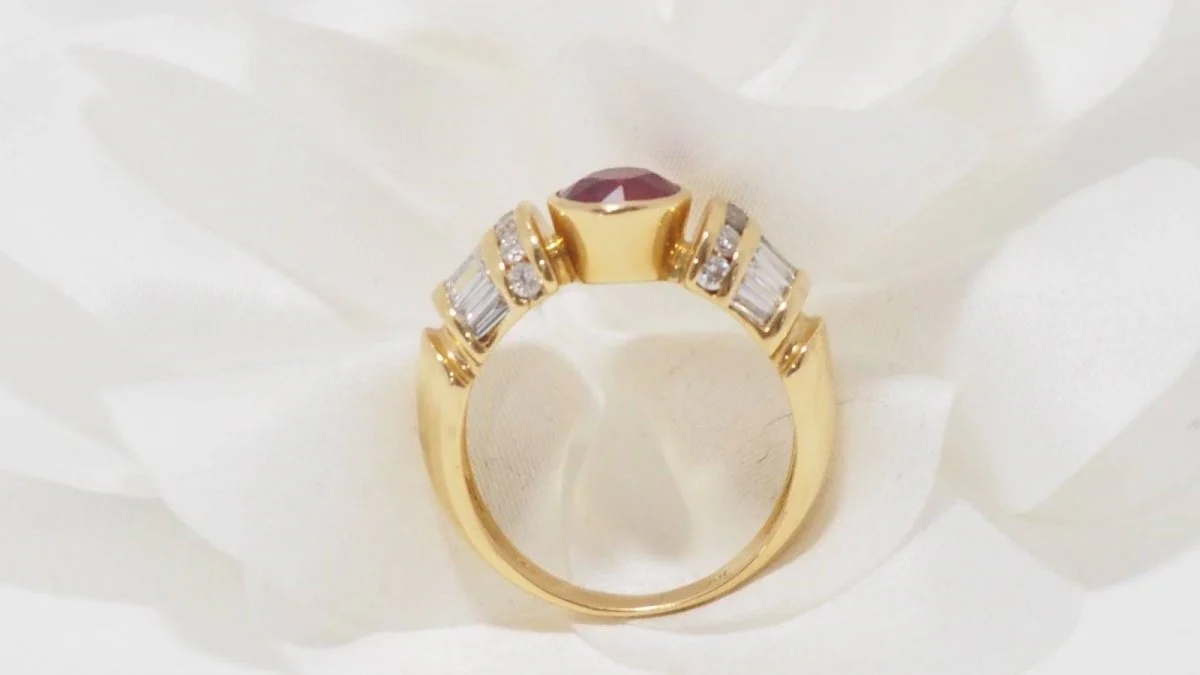 Bague jonc en or jaune, rubis naturel et diamants - Image 6
