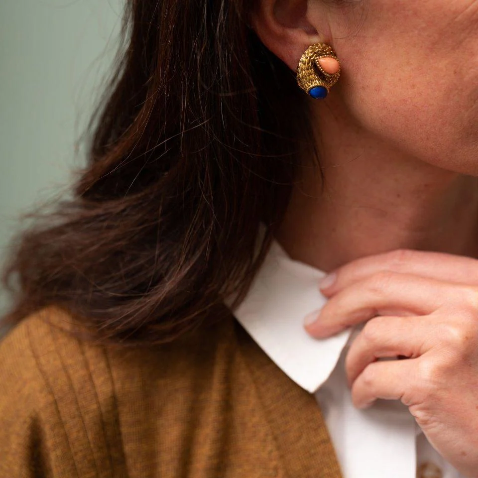 Boucles d'oreilles BOUCHERON "Serpent bohème" en or jaune, corail et lapis-lazuli - Image 2