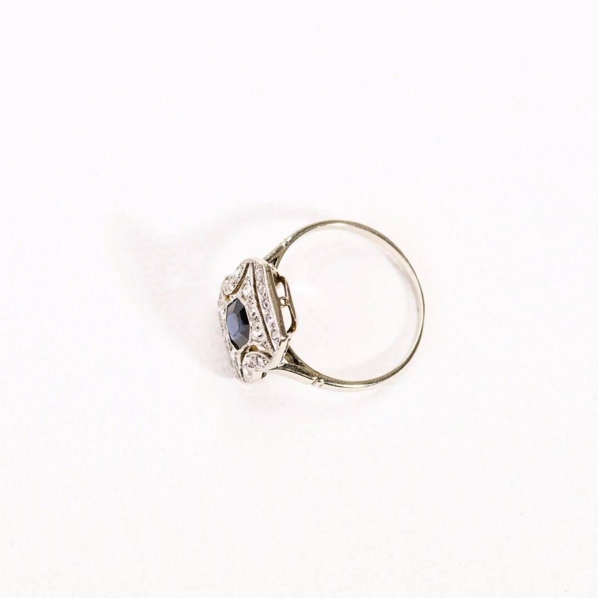 Bague Art Déco saphir et diamants en or et platine - Image 3