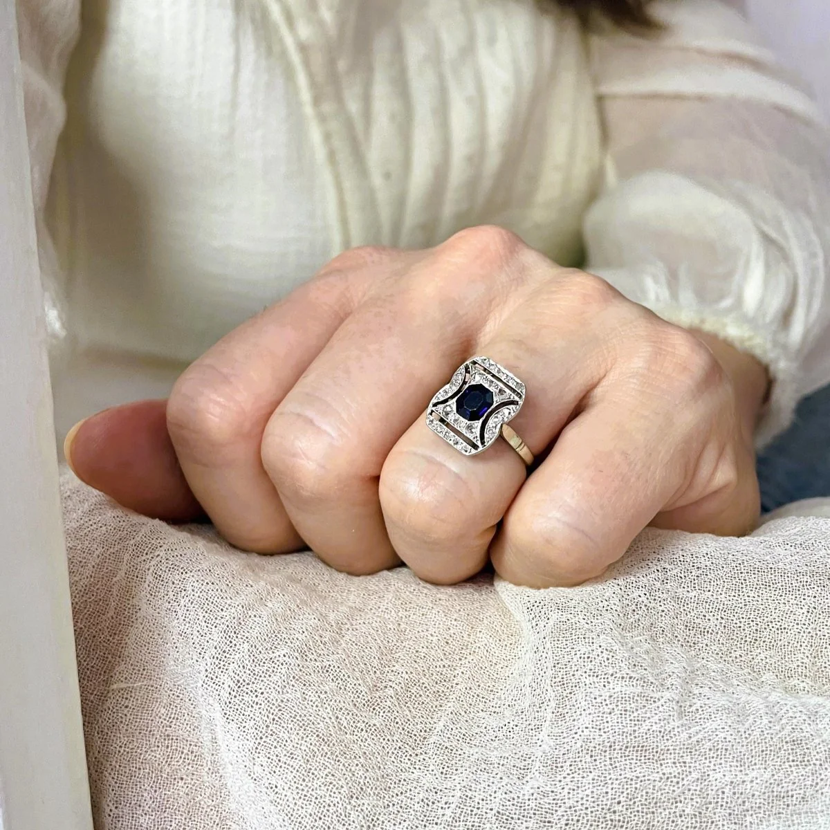 Bague Art Déco saphir et diamants en or et platine - Image 4