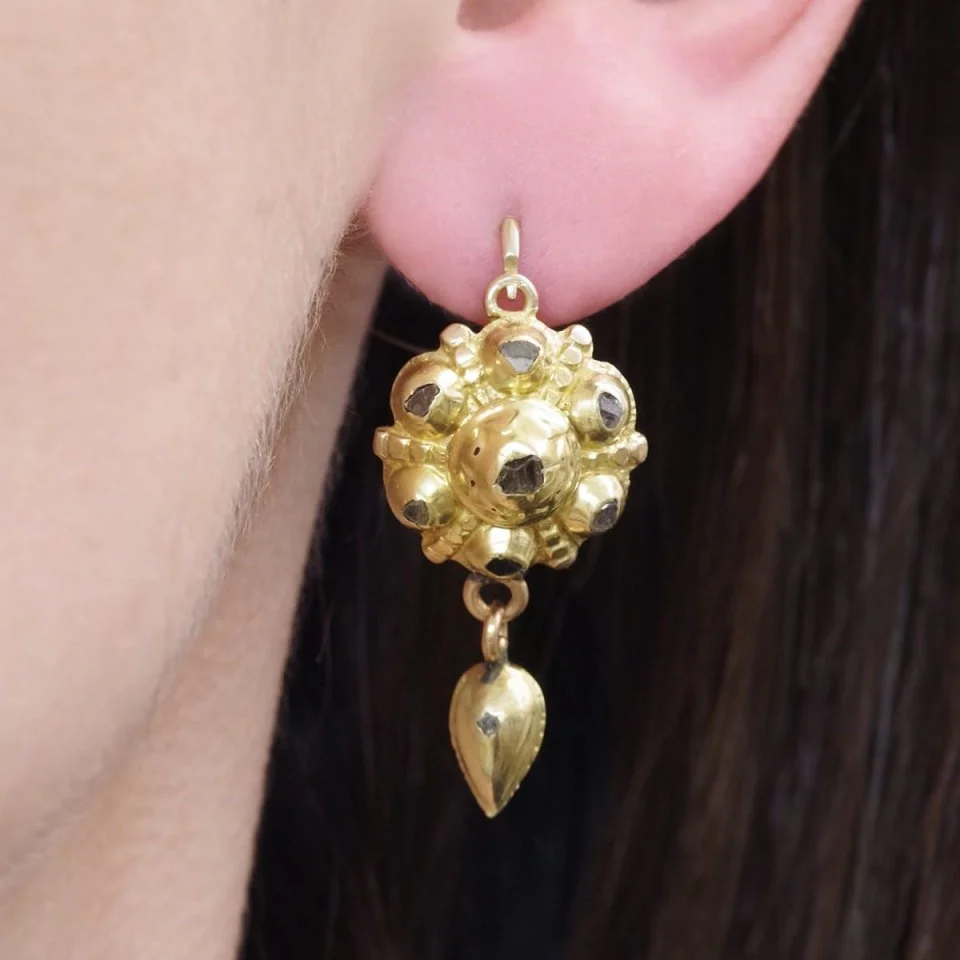 Boucles d'oreille en or jaune et diamants - Image 2