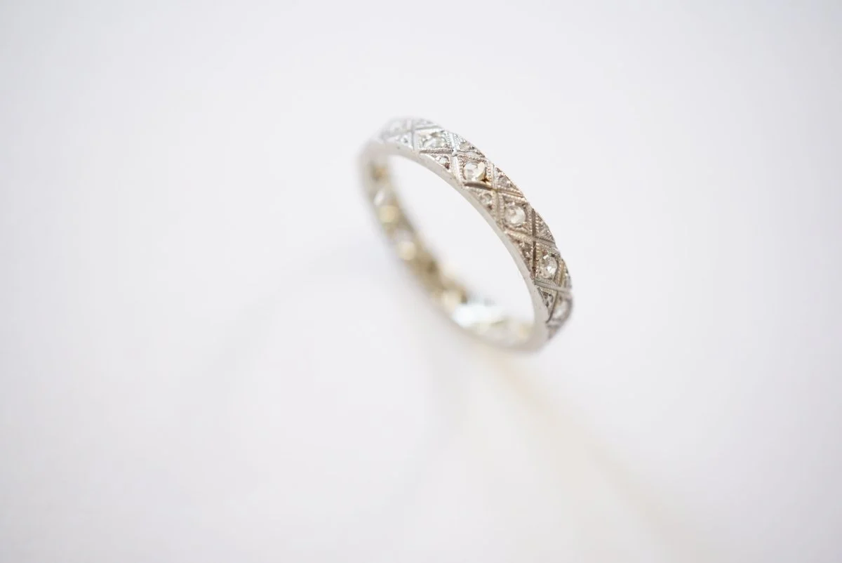 Bague Alliance en or blanc diamants sur platine - Image 5