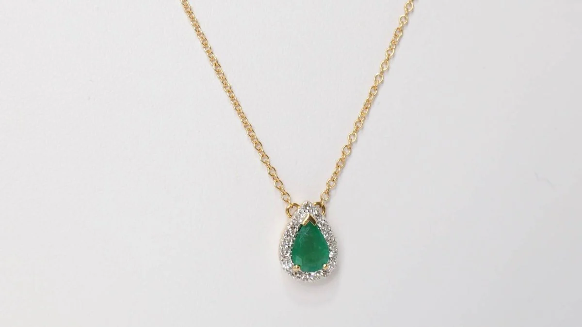 Collier pendentif en or jaune, émeraude et diamants