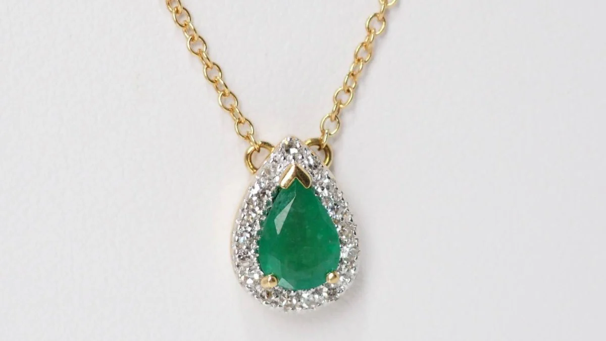 Collier pendentif en or jaune, émeraude et diamants - Image 2
