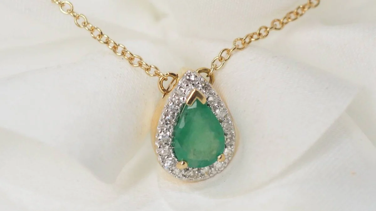 Collier pendentif en or jaune, émeraude et diamants - Image 3