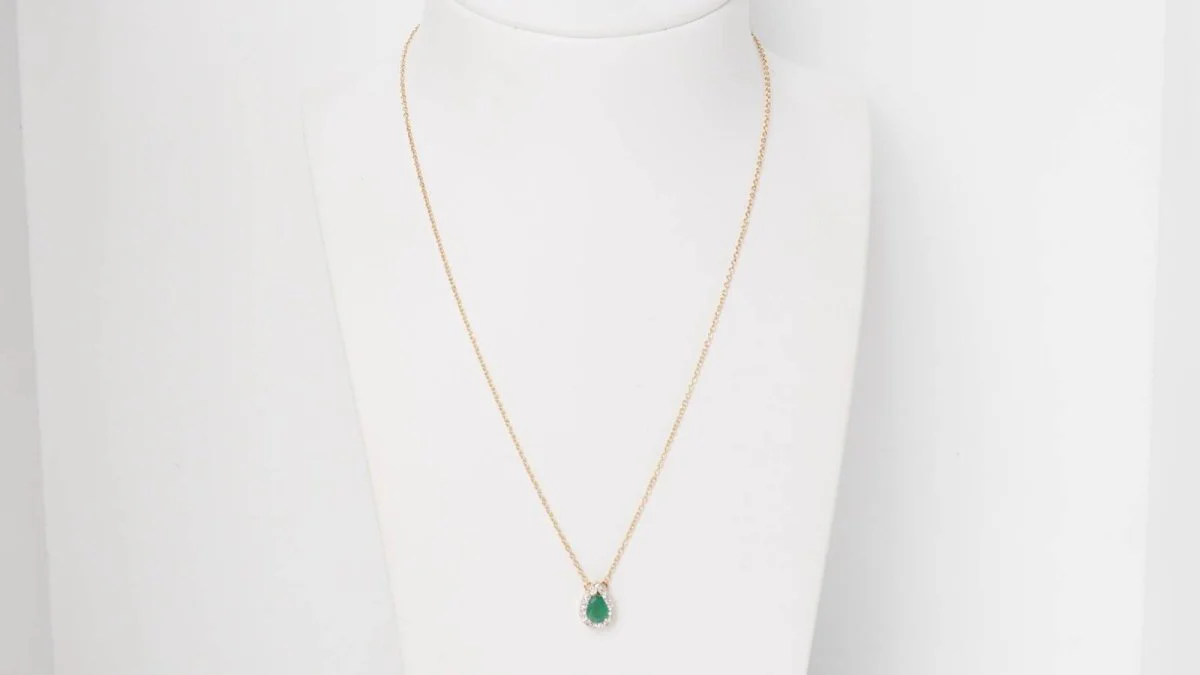 Collier pendentif en or jaune, émeraude et diamants - Image 4