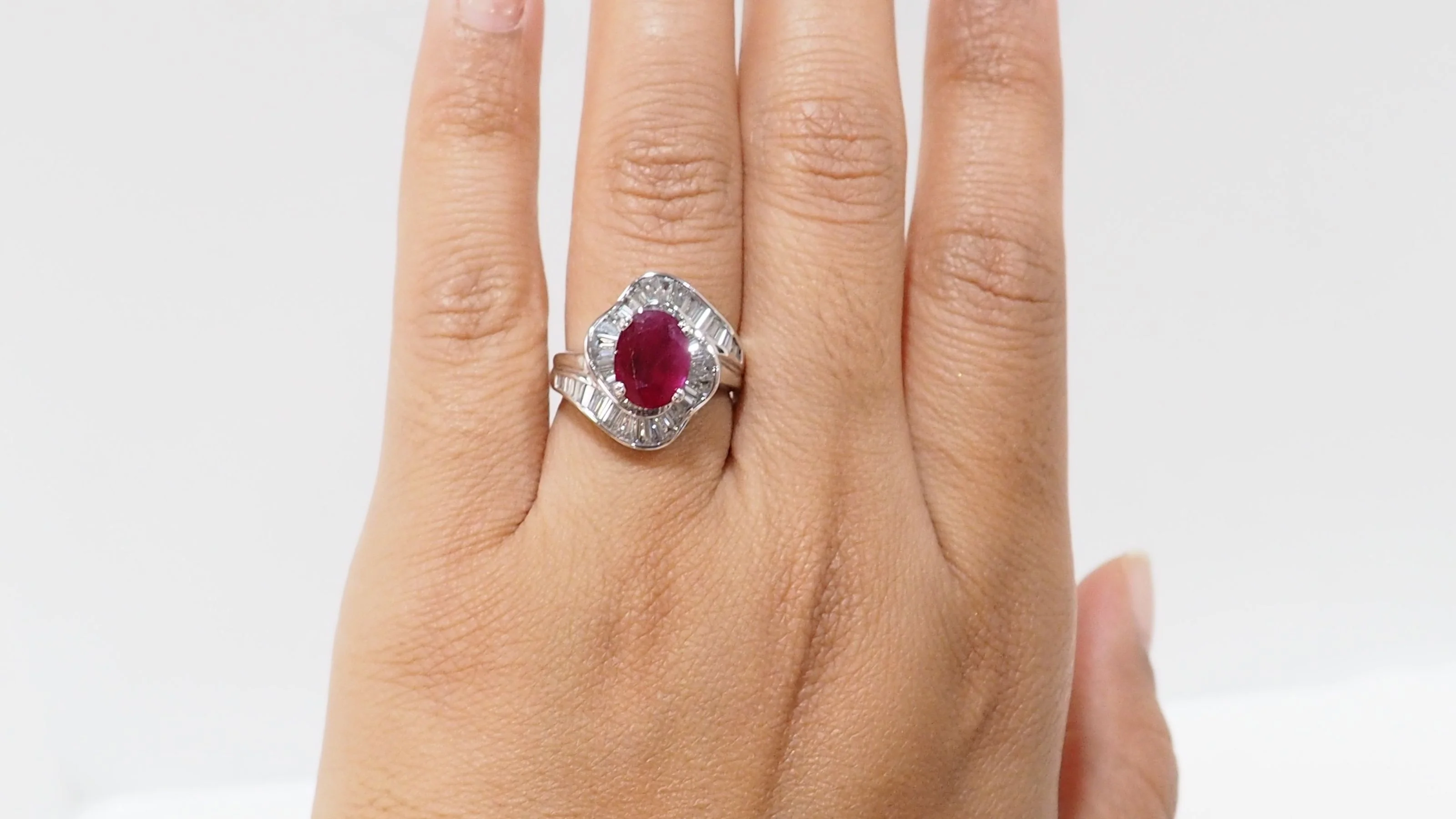 Bague jupe en or blanc, rubis et diamants - Image 2