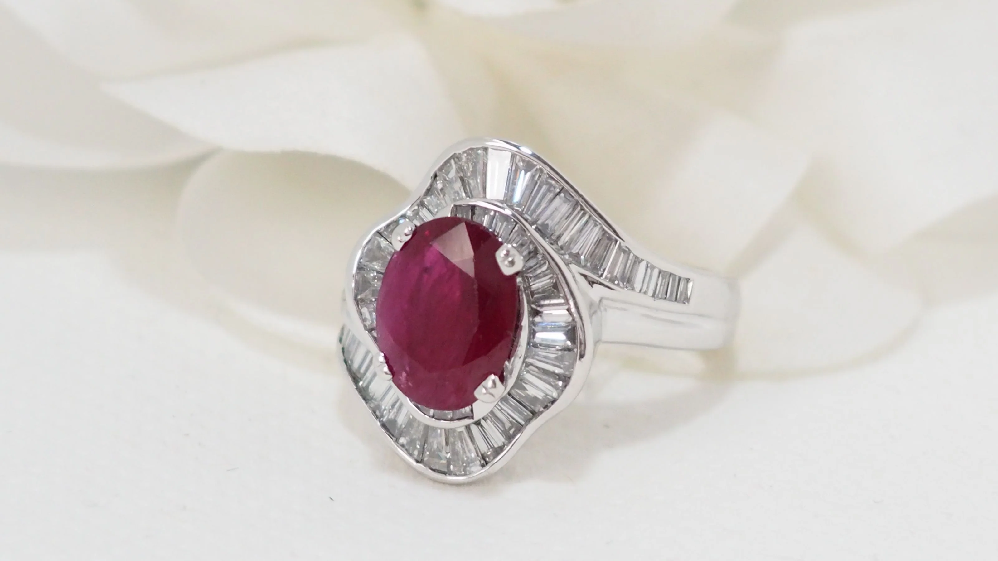 Bague jupe en or blanc, rubis et diamants - Image 3