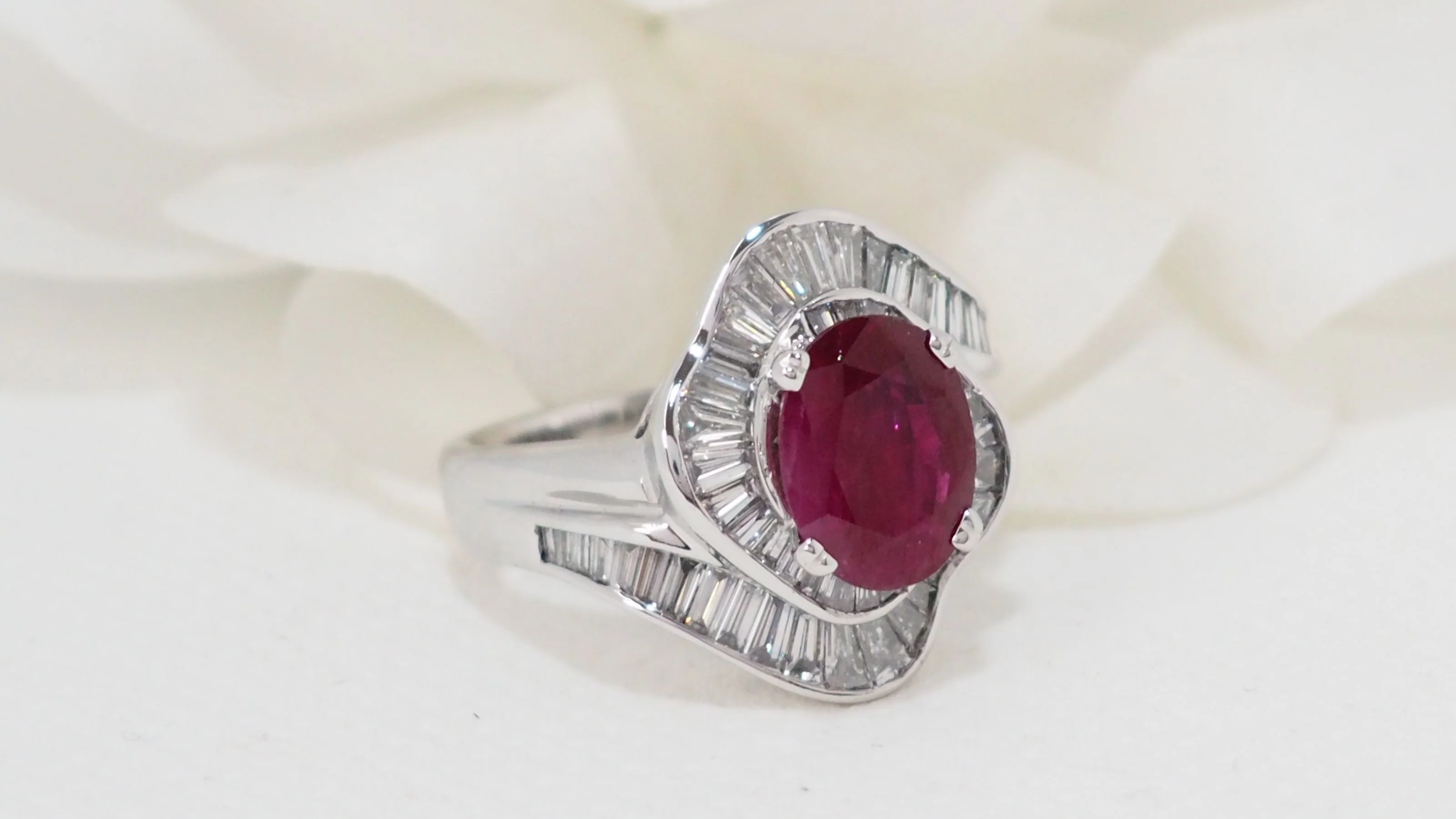 Bague jupe en or blanc, rubis et diamants - Image 4