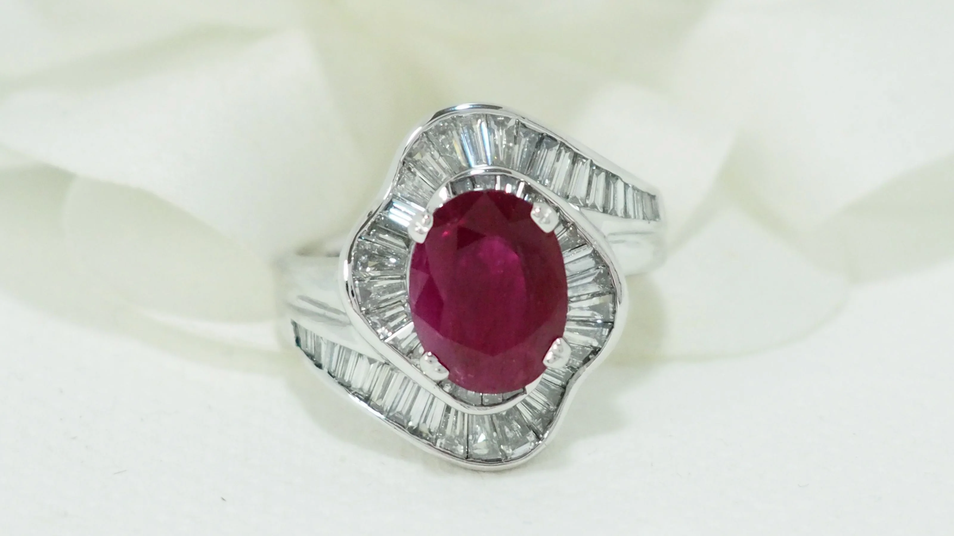 Bague jupe en or blanc, rubis et diamants - Image 5