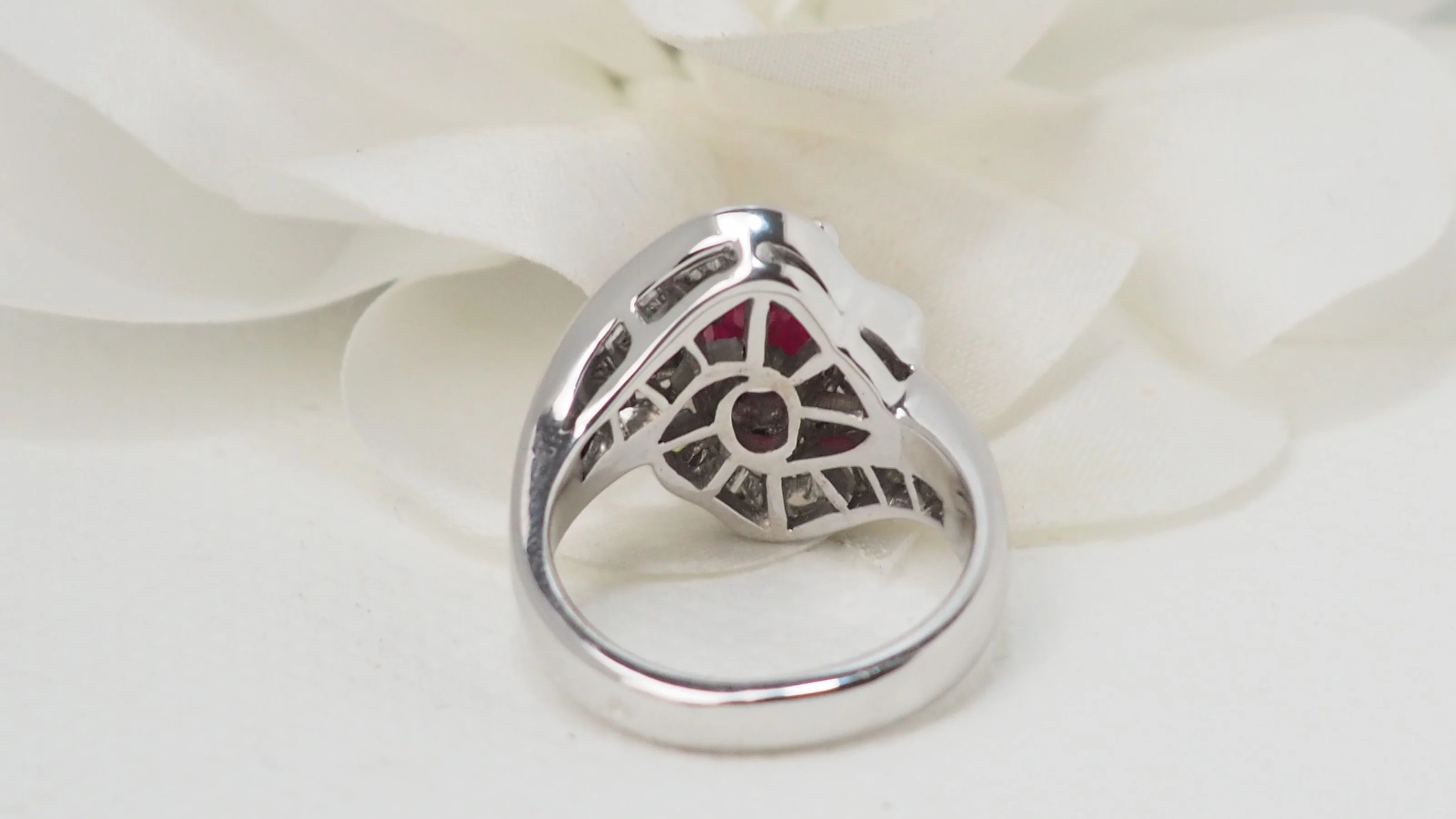 Bague jupe en or blanc, rubis et diamants - Image 6