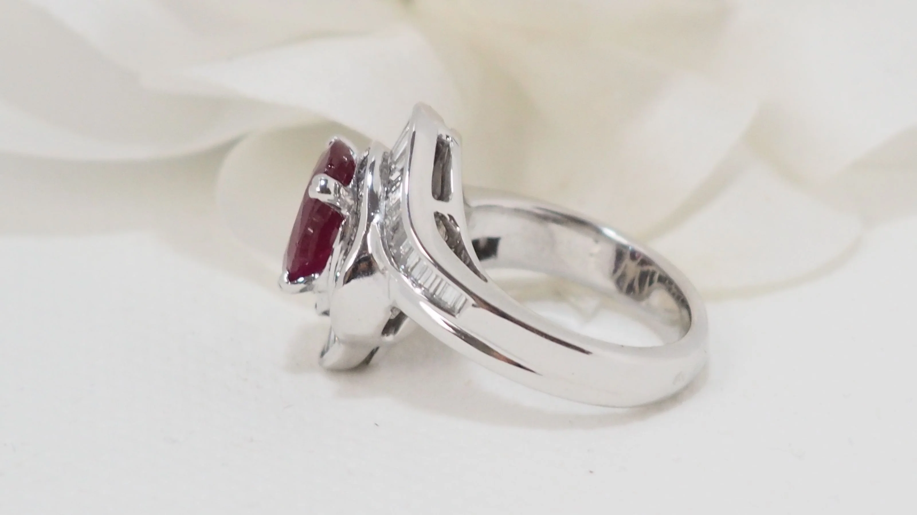 Bague jupe en or blanc, rubis et diamants - Image 7