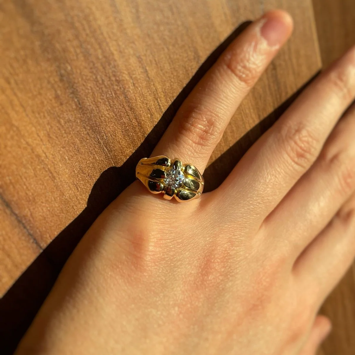 Bague Chevalière en or jaune et diamant - Image 2