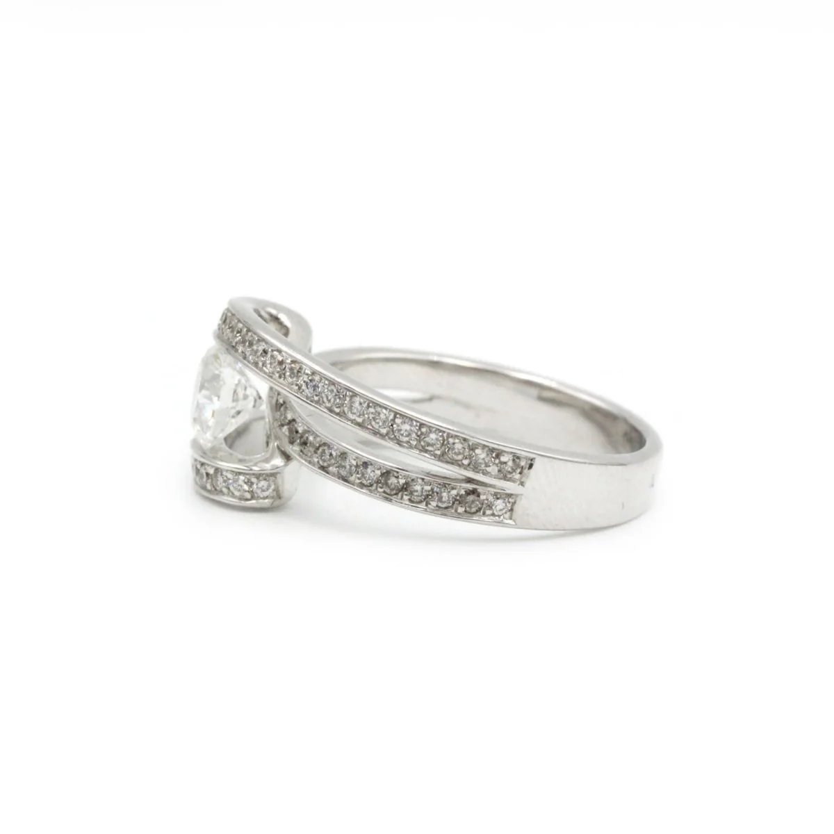 Bague Jarretière en or blanc et diamants - Image 3