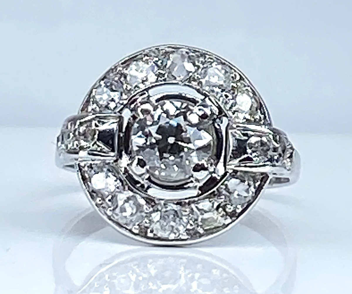 Bague en or blanc 18 carats sertie de diamants, époque 1900/1930