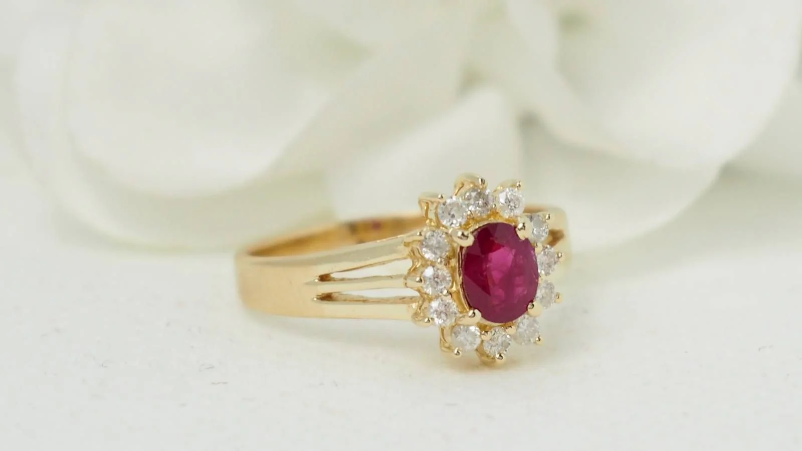 Bague marguerite en or jaune, rubis et diamants - Image 2