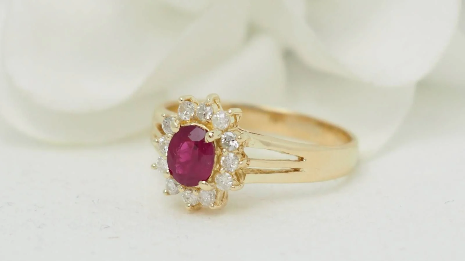Bague marguerite en or jaune, rubis et diamants - Image 3