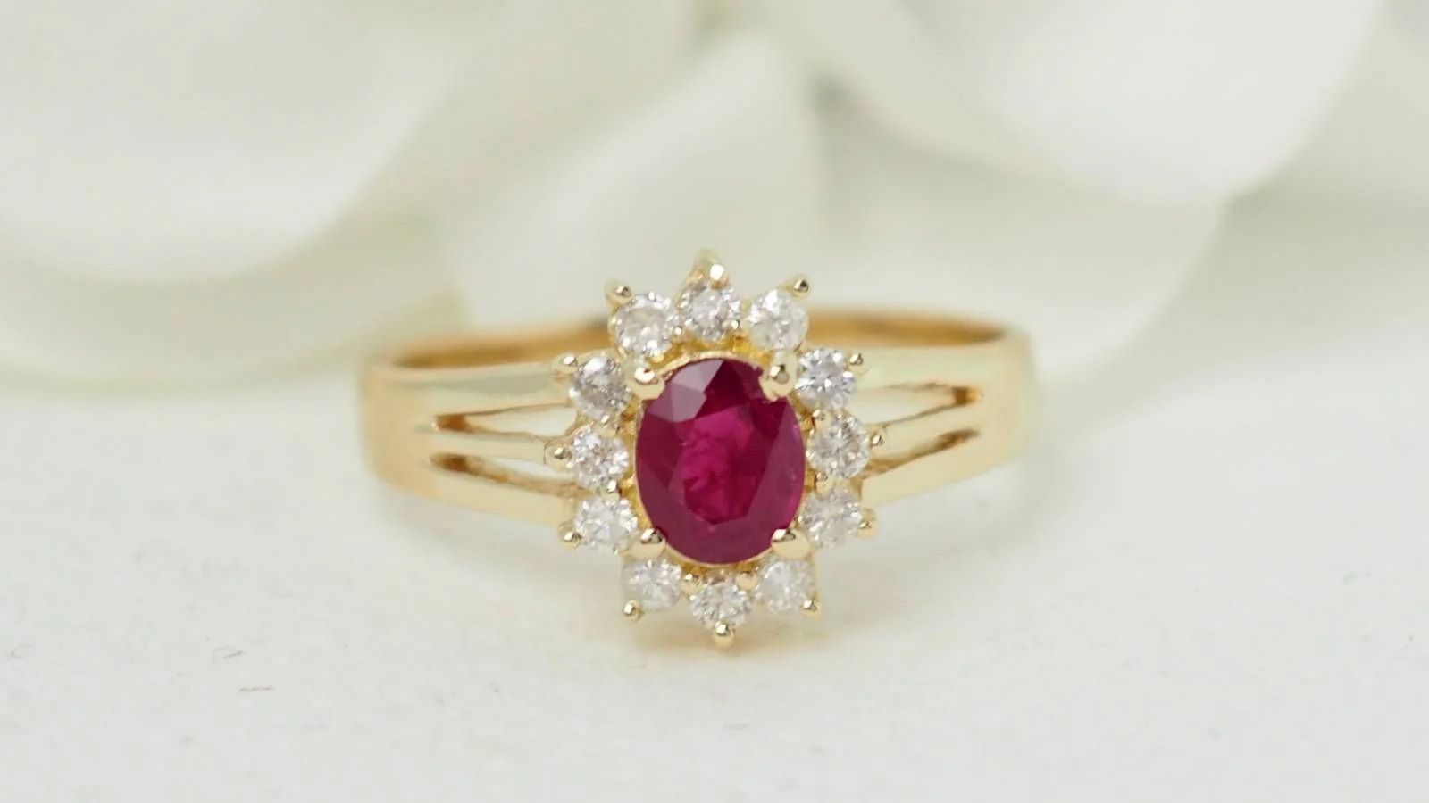 Bague marguerite en or jaune, rubis et diamants - Image 4