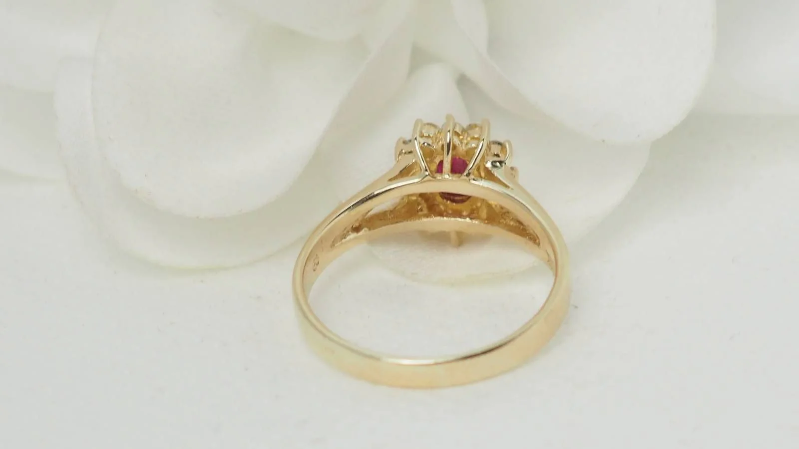 Bague marguerite en or jaune, rubis et diamants - Image 5
