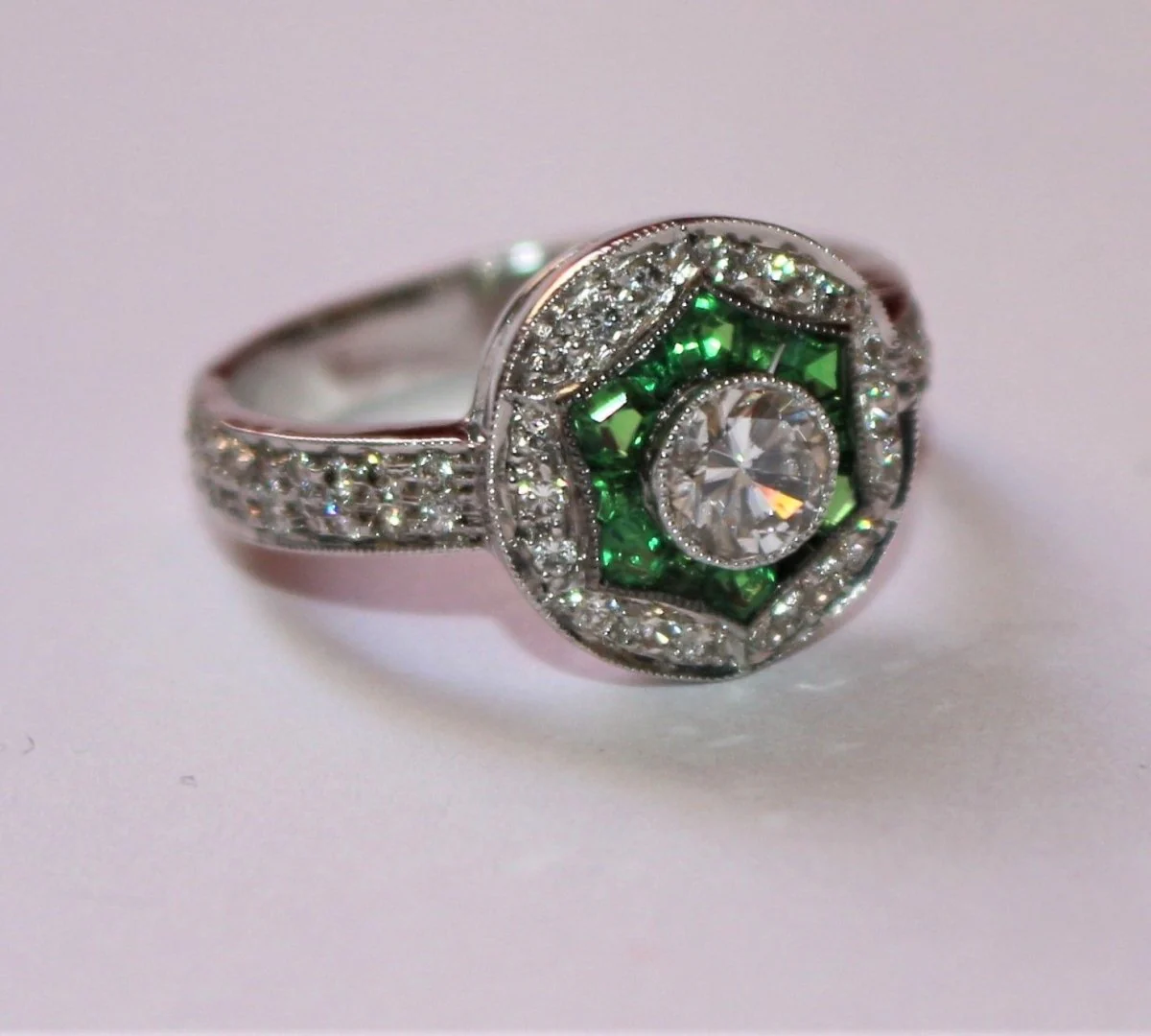 Bague de style Art Déco tsavorites et diamants - Image 3