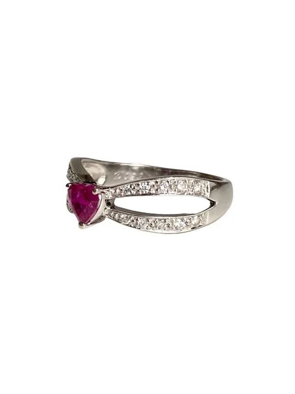 Bague, en or gris 18k, rubis et diamants