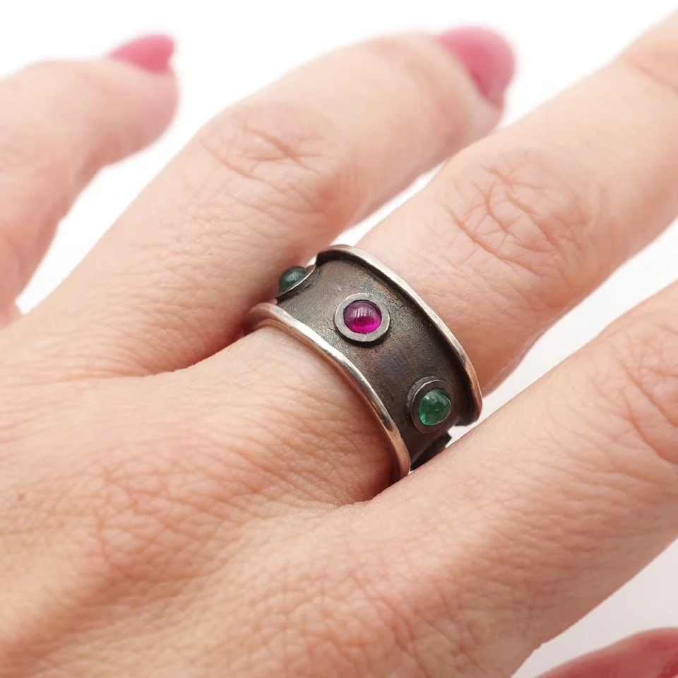 Bague Bandeau PONCINI en argent, émeraudes et rubis - Image 2