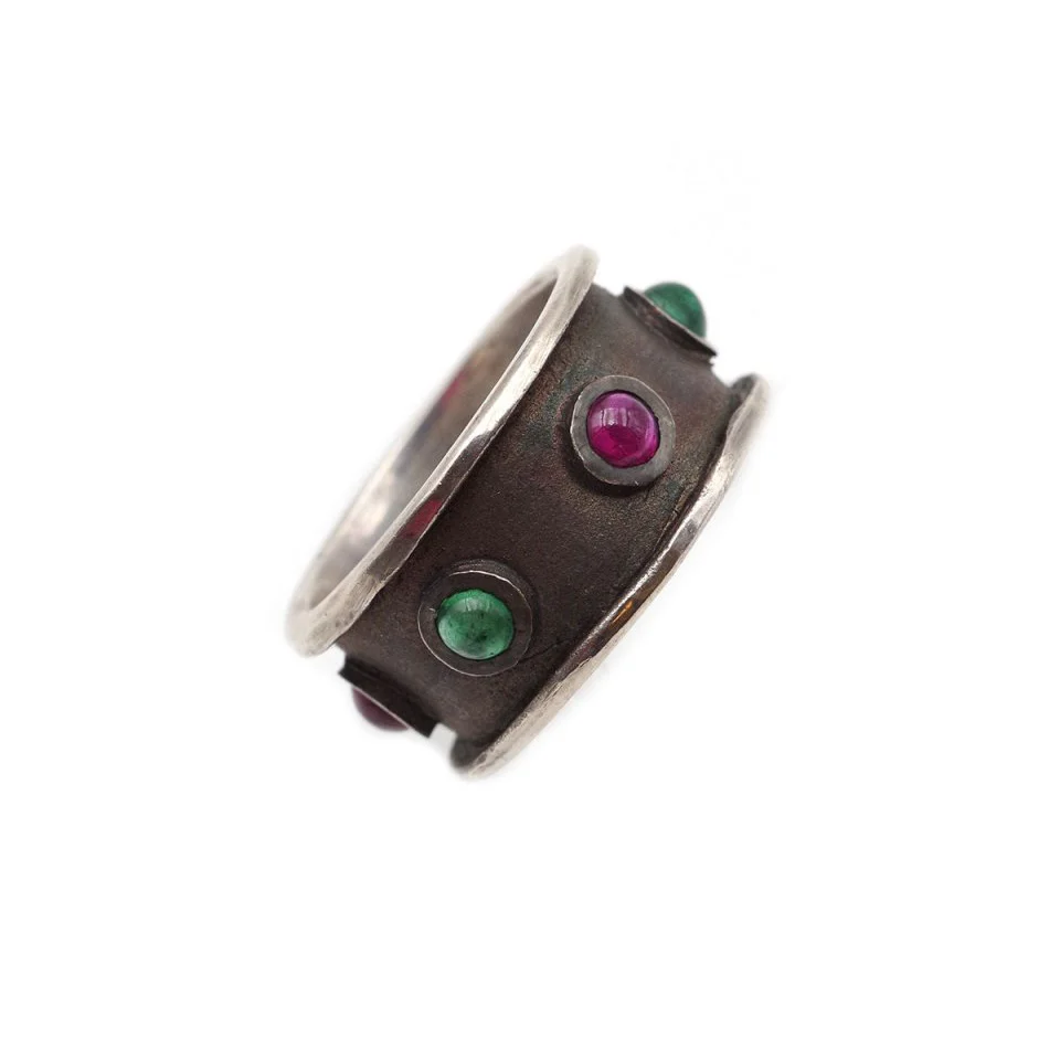 Bague Bandeau PONCINI en argent, émeraudes et rubis - Image 4