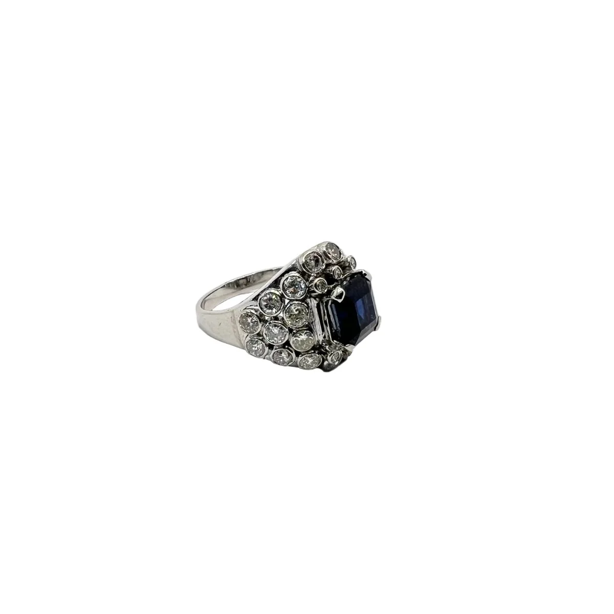 Bague Dôme en platine, saphir et diamants - Image 4