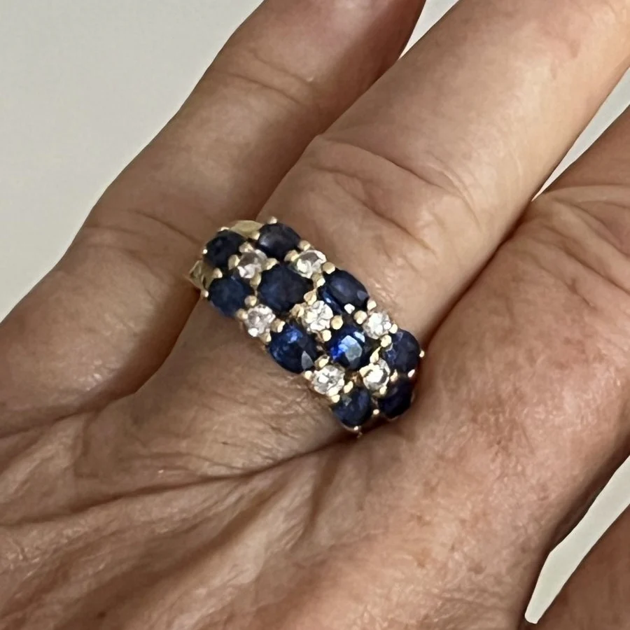 Bague Bandeau en or jaune, saphirs et diamants - Image 2