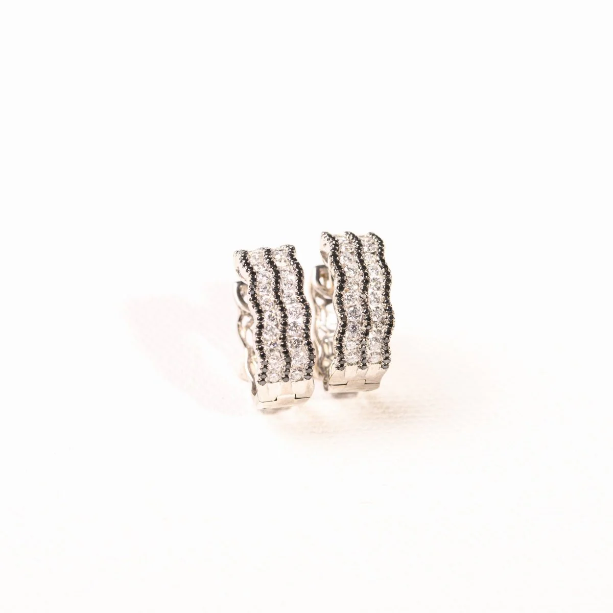 Boucles d'oreilles créoles diamants et diamants noirs en or blanc