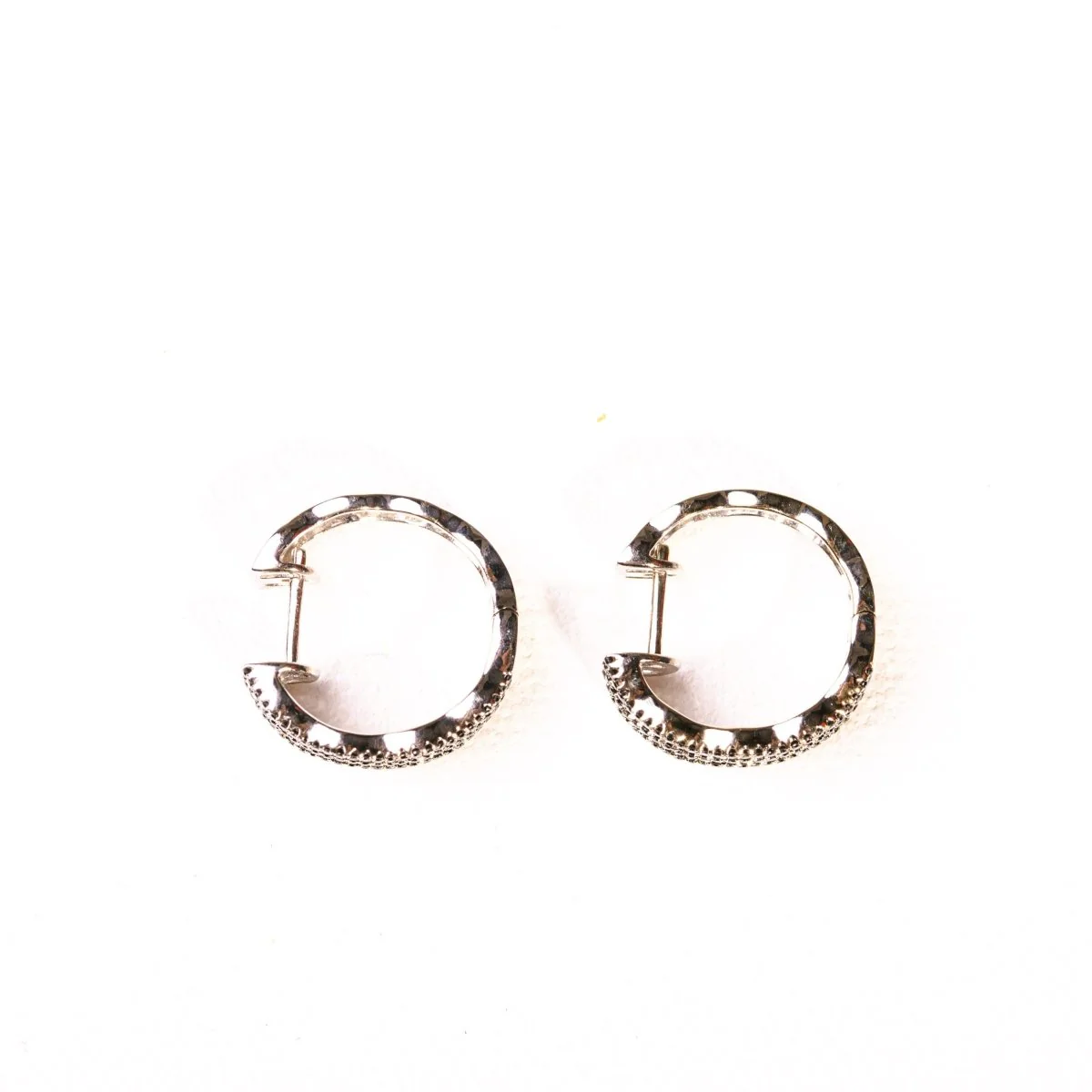 Boucles d'oreilles créoles diamants et diamants noirs en or blanc - Image 3