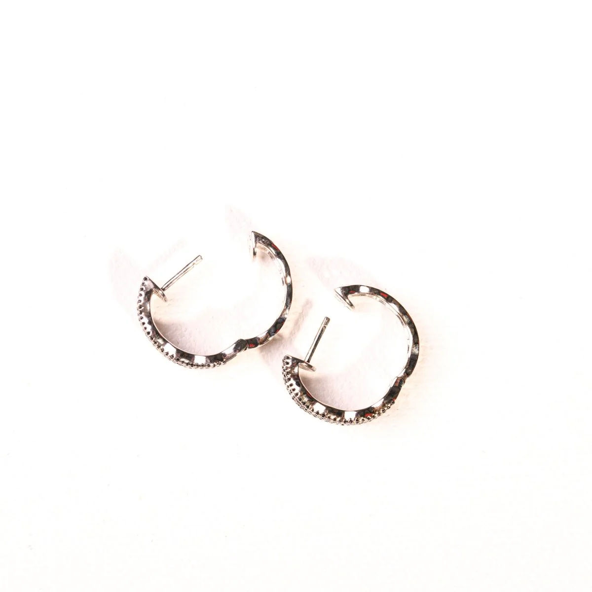 Boucles d'oreilles créoles diamants et diamants noirs en or blanc - Image 4