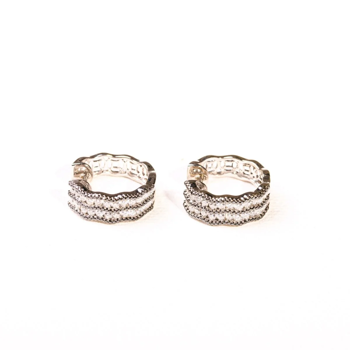Boucles d'oreilles créoles diamants et diamants noirs en or blanc - Image 5