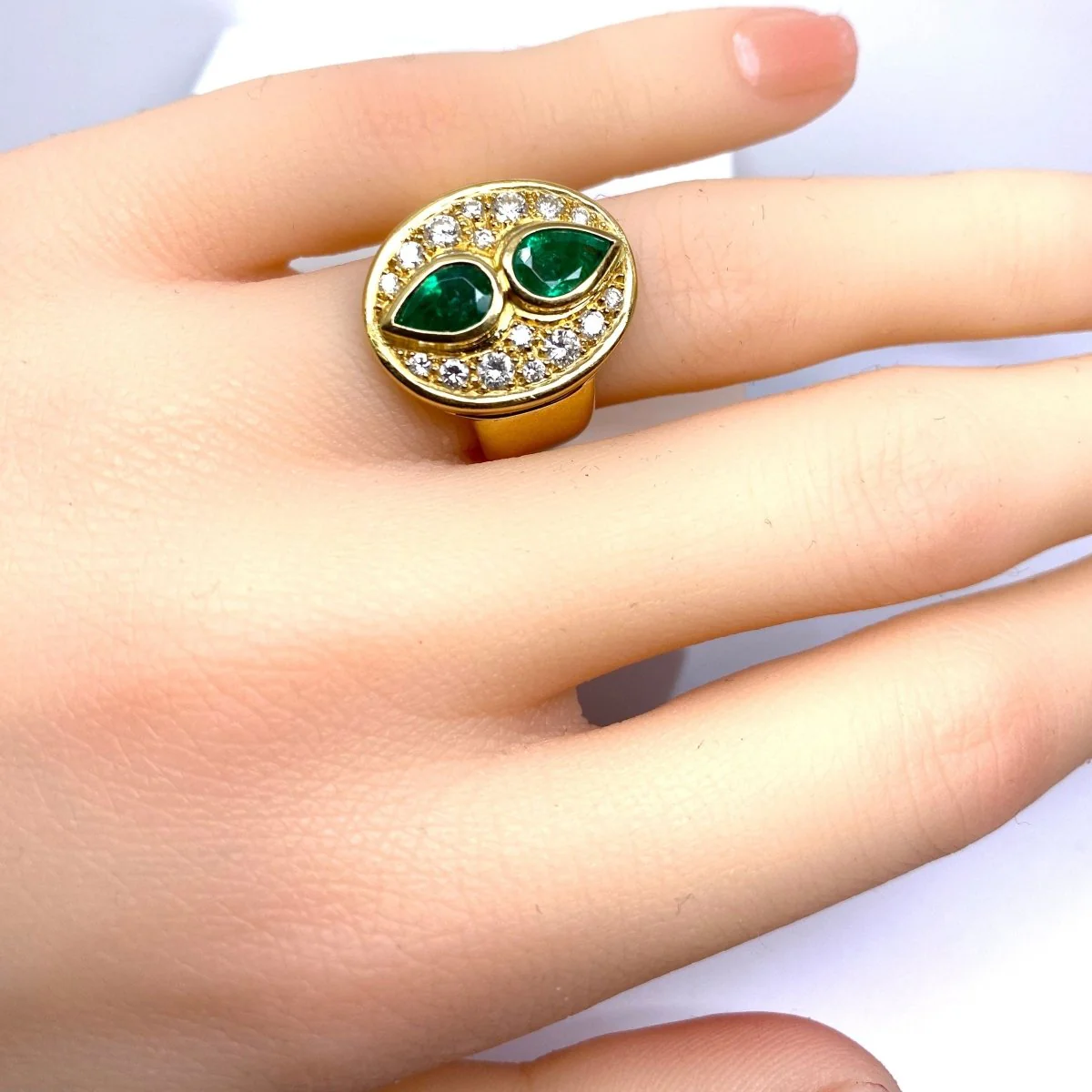 Bague en or jaune, émeraudes et diamants - Image 2