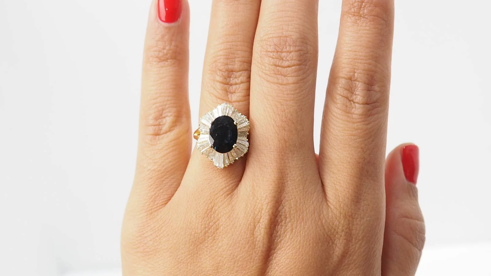 Bague Jupe en or jaune, Saphir ovale et diamants - Image 2