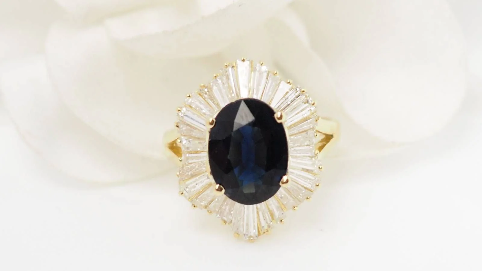 Bague Jupe en or jaune, Saphir ovale et diamants - Image 3