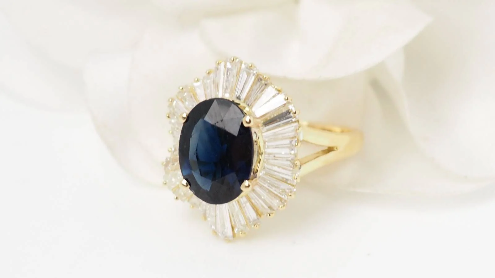 Bague Jupe en or jaune, Saphir ovale et diamants - Image 4