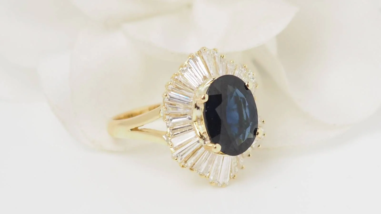 Bague Jupe en or jaune, Saphir ovale et diamants - Image 5