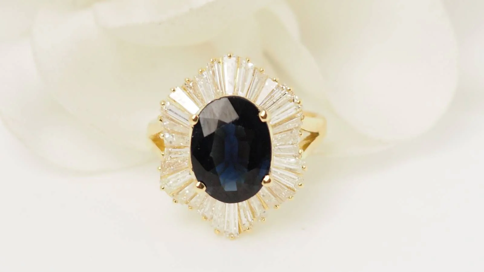 Bague Jupe en or jaune, Saphir ovale et diamants - Image 7
