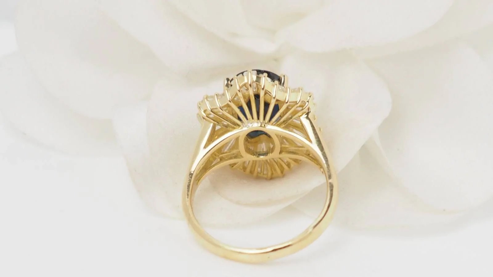 Bague Jupe en or jaune, Saphir ovale et diamants - Image 8