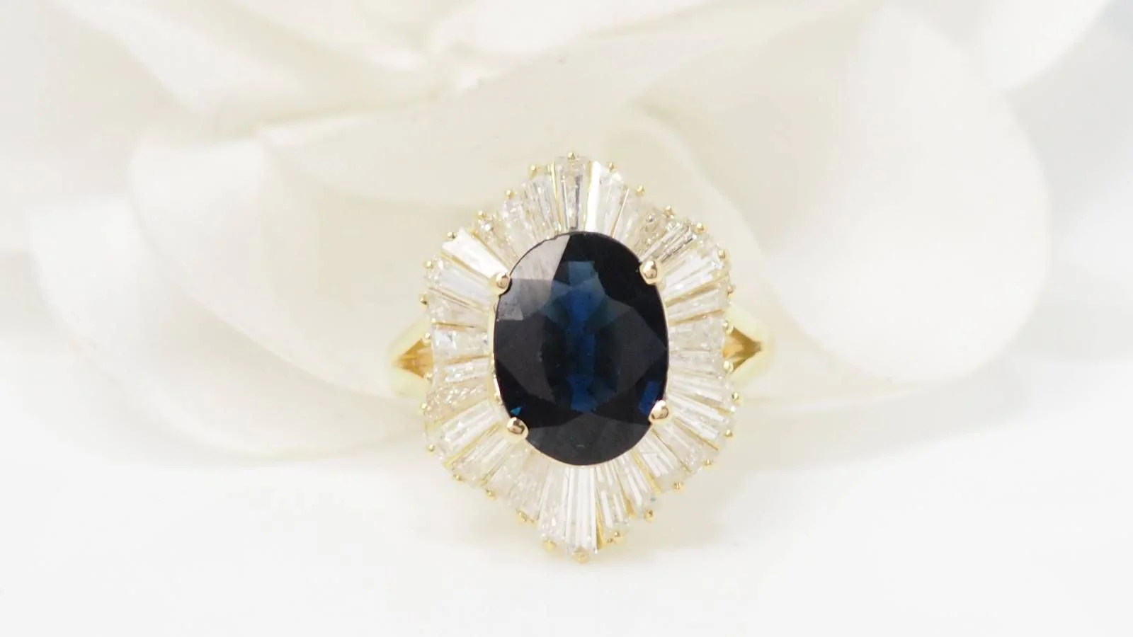 Bague Jupe en or jaune, Saphir ovale et diamants - Image 9