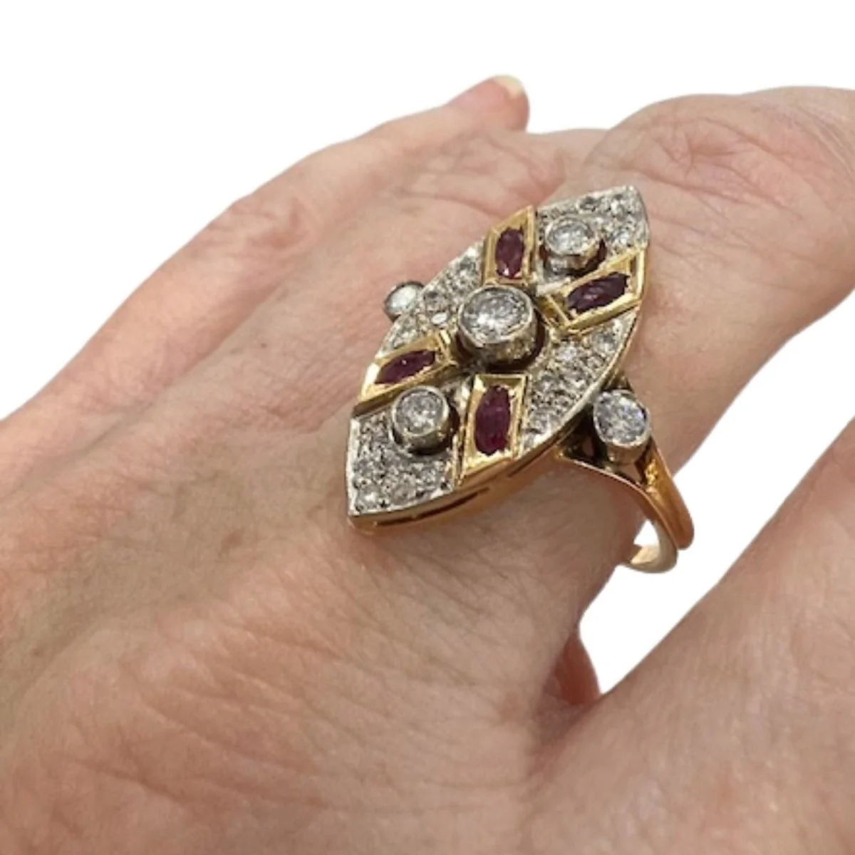Bague Marquise en or jaune, rubis et diamants - Image 2