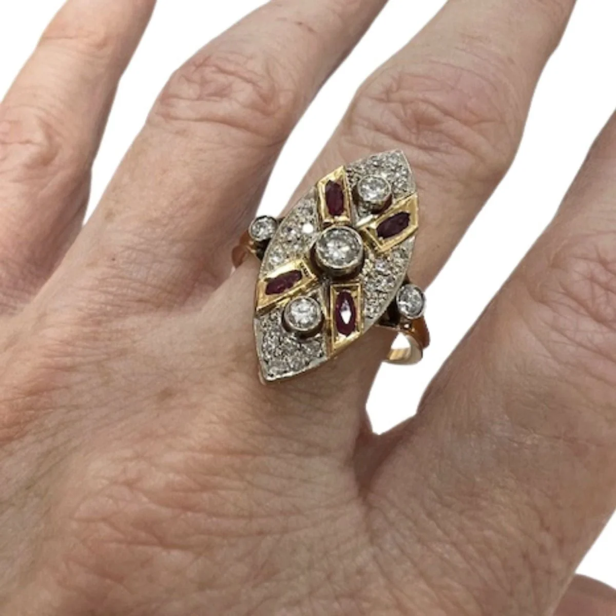 Bague Marquise en or jaune, rubis et diamants - Image 6