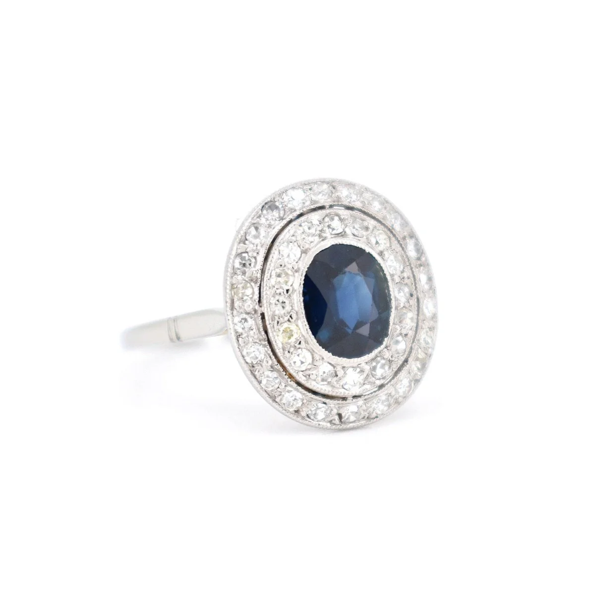 Bague Entourage en or blanc, saphir et diamants - Image 2