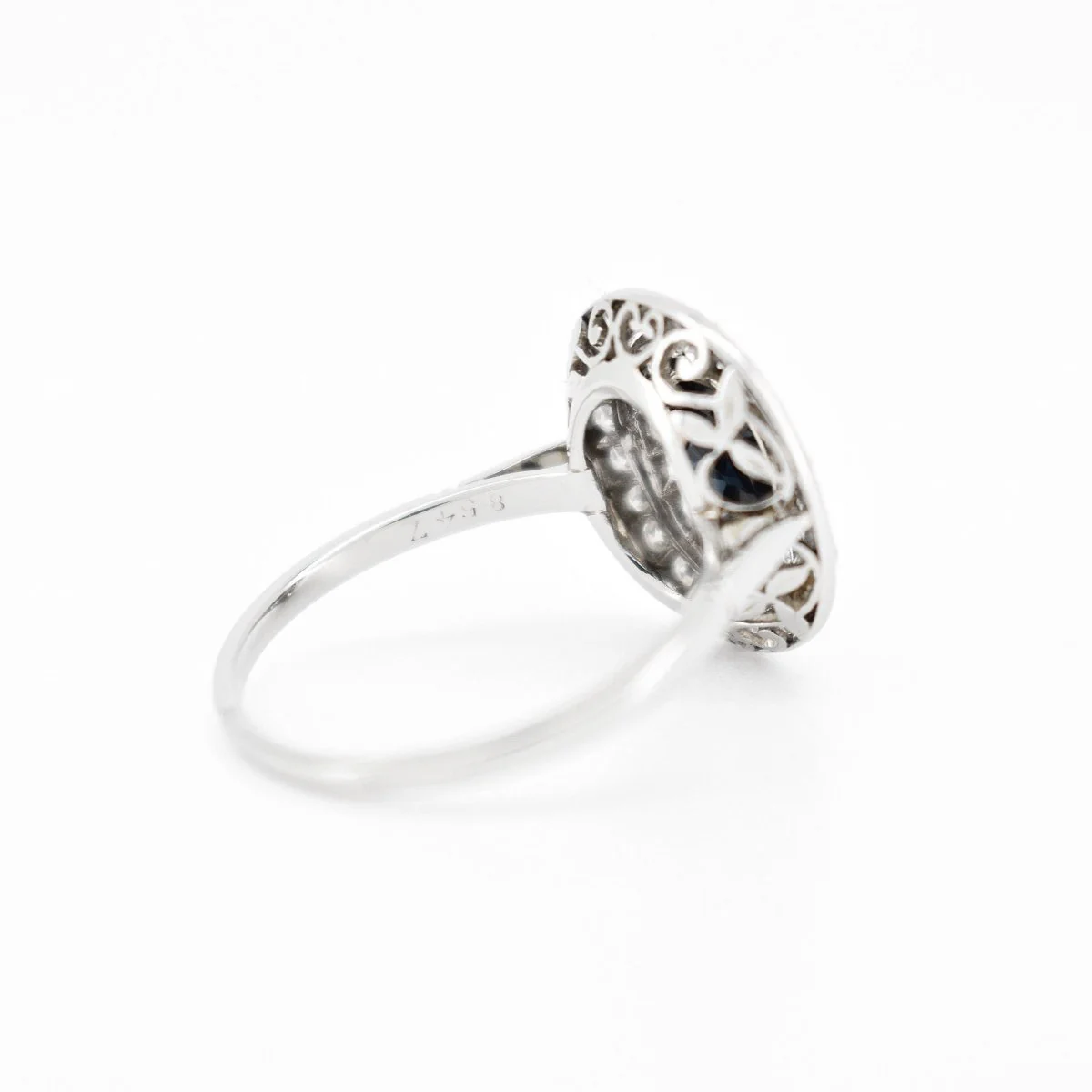Bague Entourage en or blanc, saphir et diamants - Image 4