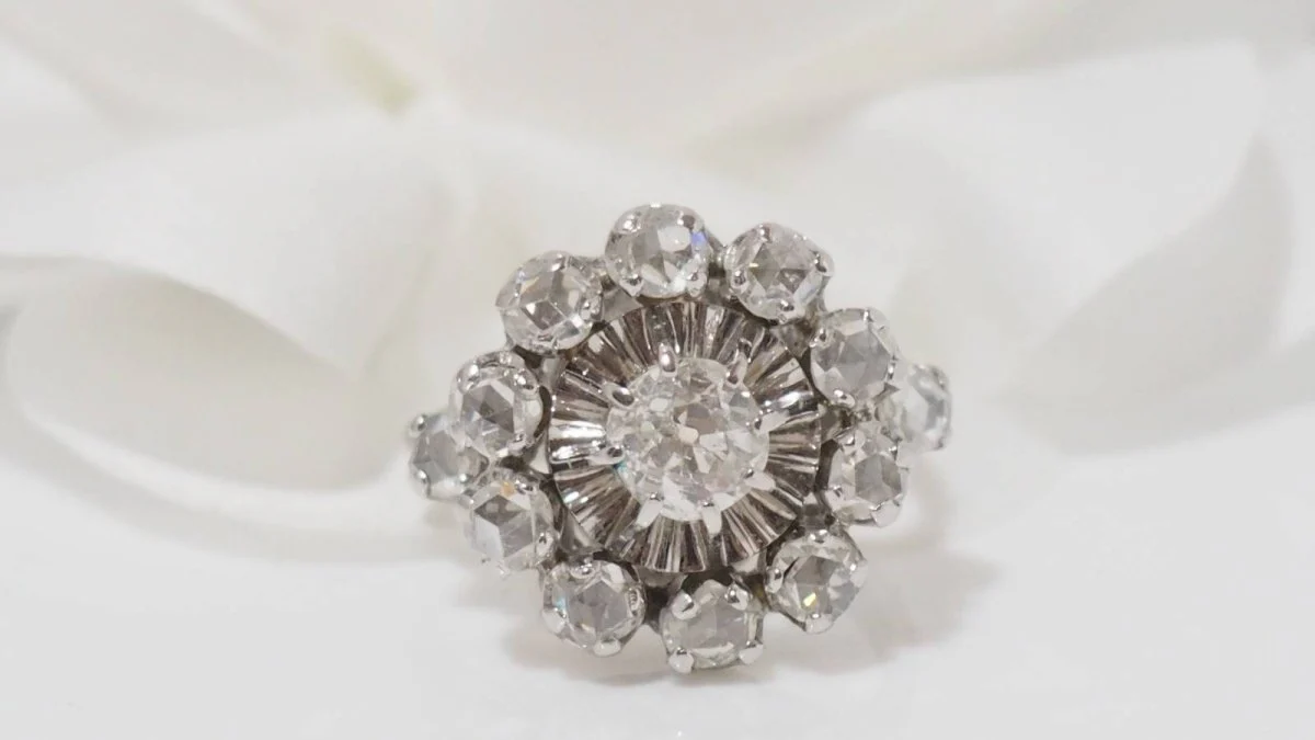 Bague marguerite ancienne en or blanc et diamants
