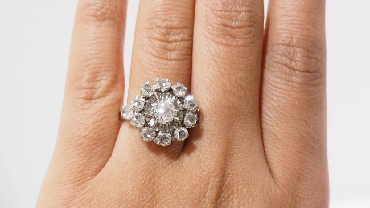 Bague marguerite ancienne en or blanc et diamants - Image 2