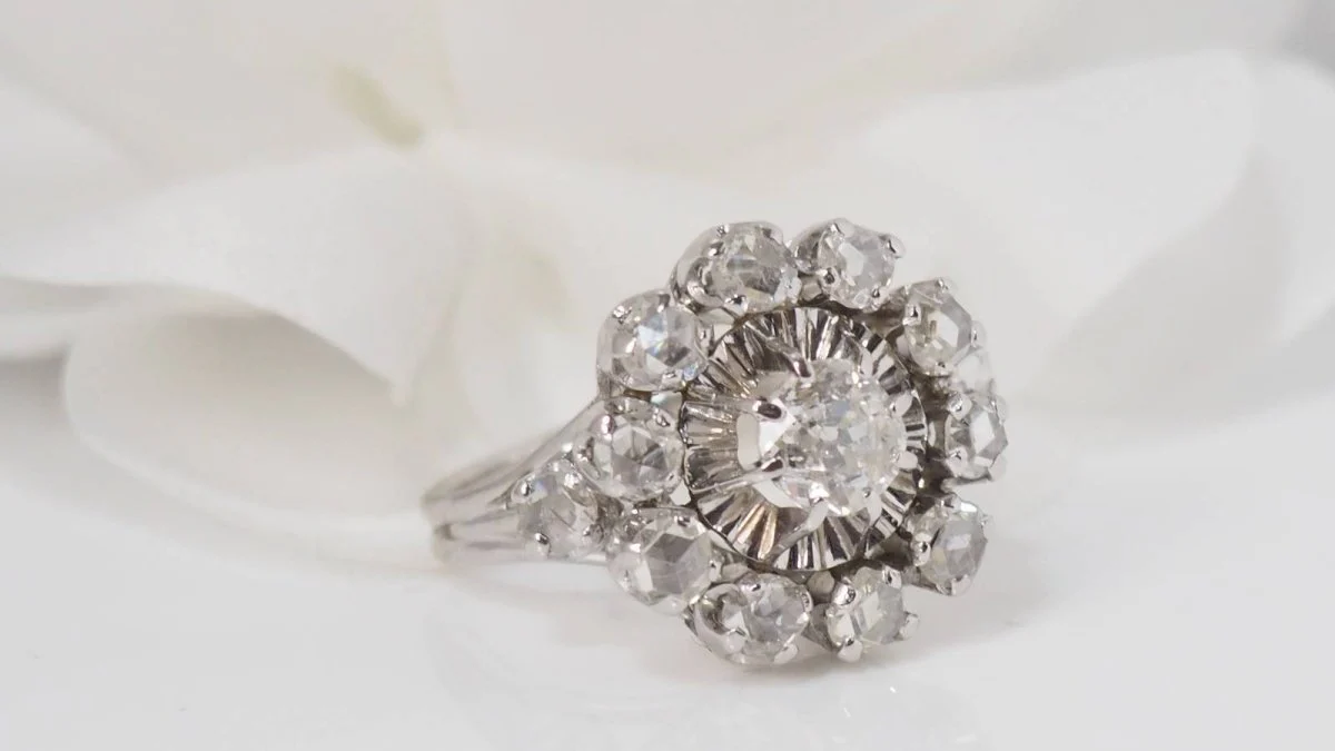 Bague marguerite ancienne en or blanc et diamants - Image 3